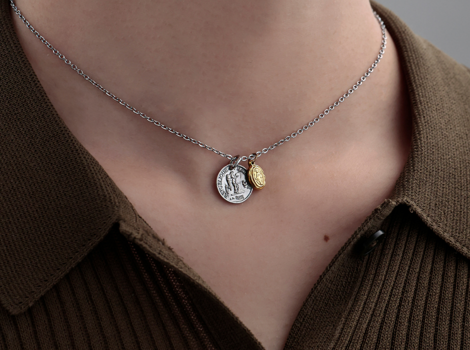 コインネックレスはダサい？実はおしゃれに見せる選び方と失敗しないコーデ術