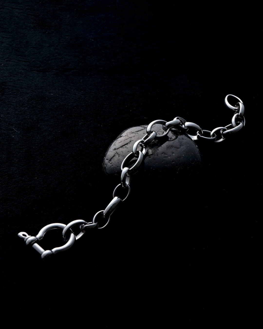 メンズチェーンブレスレットの選び方｜おすすめの種類と合わせ方を解説