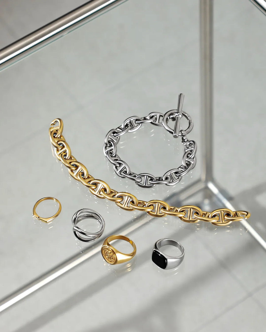 シンプルなメンズアクセサリーとは？大人が選ぶべきデザインとポイント