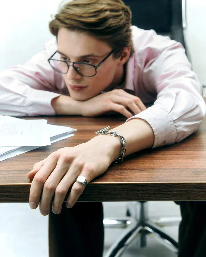 オフィスカジュアルでおすすめのメンズブレスレットとは？選び方について解説